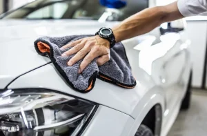 Die 7 teuersten Irrtümer beim Autowaschen und warum sie Lack und Dichtungen ruinieren